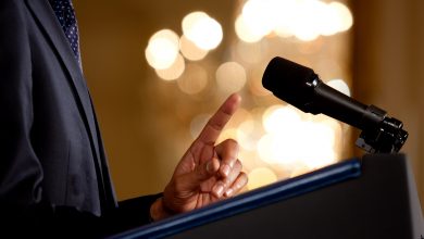 0519 0908 0820 3533 close up of a man making a point during a speech microphone and podium in view o1 در از زبان نويسنده سخنراني‌هاي «باراك اوباما»: شش توصيه براي نوشتن يك متن سخنراني تاثيرگذار و الهام‌بخش