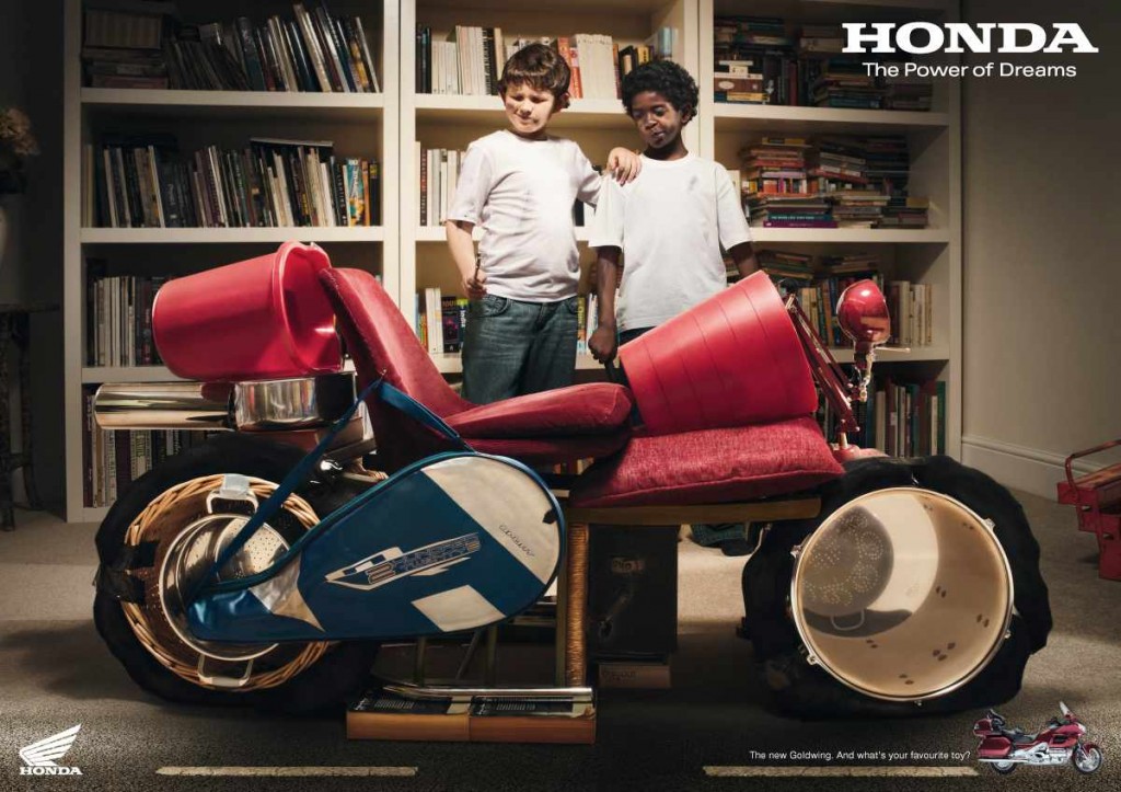 عکس هوندا و اسباب بازیهایش / نقد کوتاهی بر یکی از آگهی های هوندا HondaGoldwing (2)
