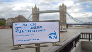 عکس آیا بیلبوردهای غول پیکر دیگر کارایی لازم را ندارند؟ londonbridge-smallbillboards