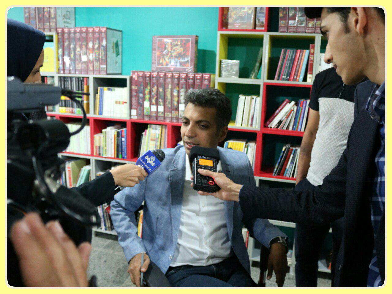عکس امیرحسین نوریان: عادل حداقل بدیهیات لازم برای ورود به تلویزیون را ندارد ولی... + گزارش تصویری جشن امضای کتاب فردوسی پور photo_2016-09-24_15-53-03