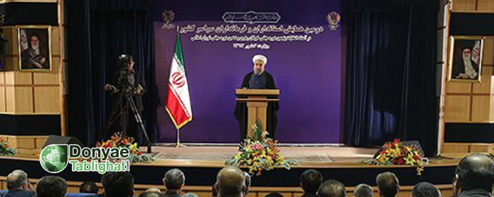 عکس چه وقت رنگِ بنرِ پشت رئیس جمهور بنفش طراحی می شود؟ / نگاهی به استفاده هوشمندانه از رنگِ هویت بصری آقای روحانی روحانی ریس جمهمور ایران دنیای تبلیغات